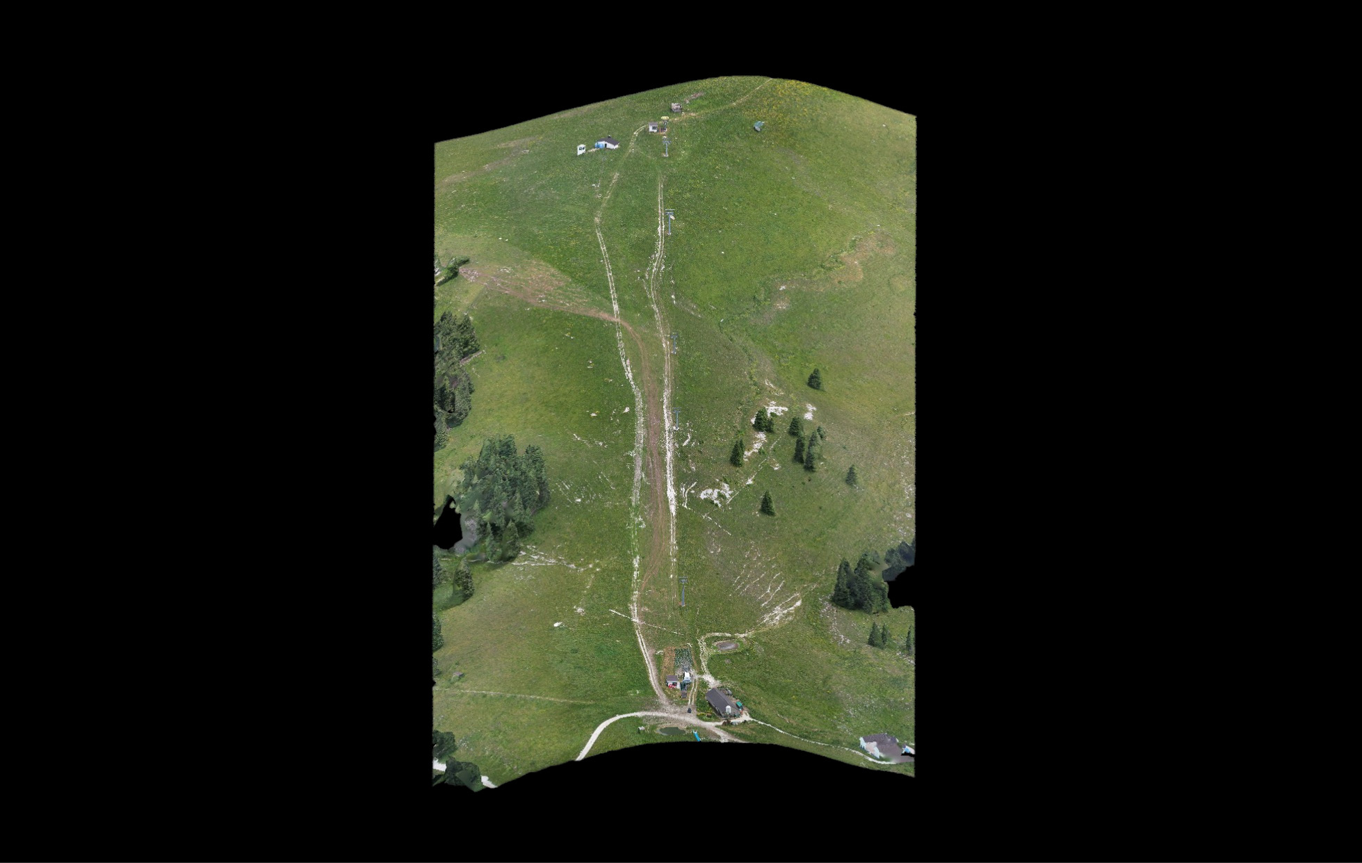 Vista zenitale di pista su versante montano