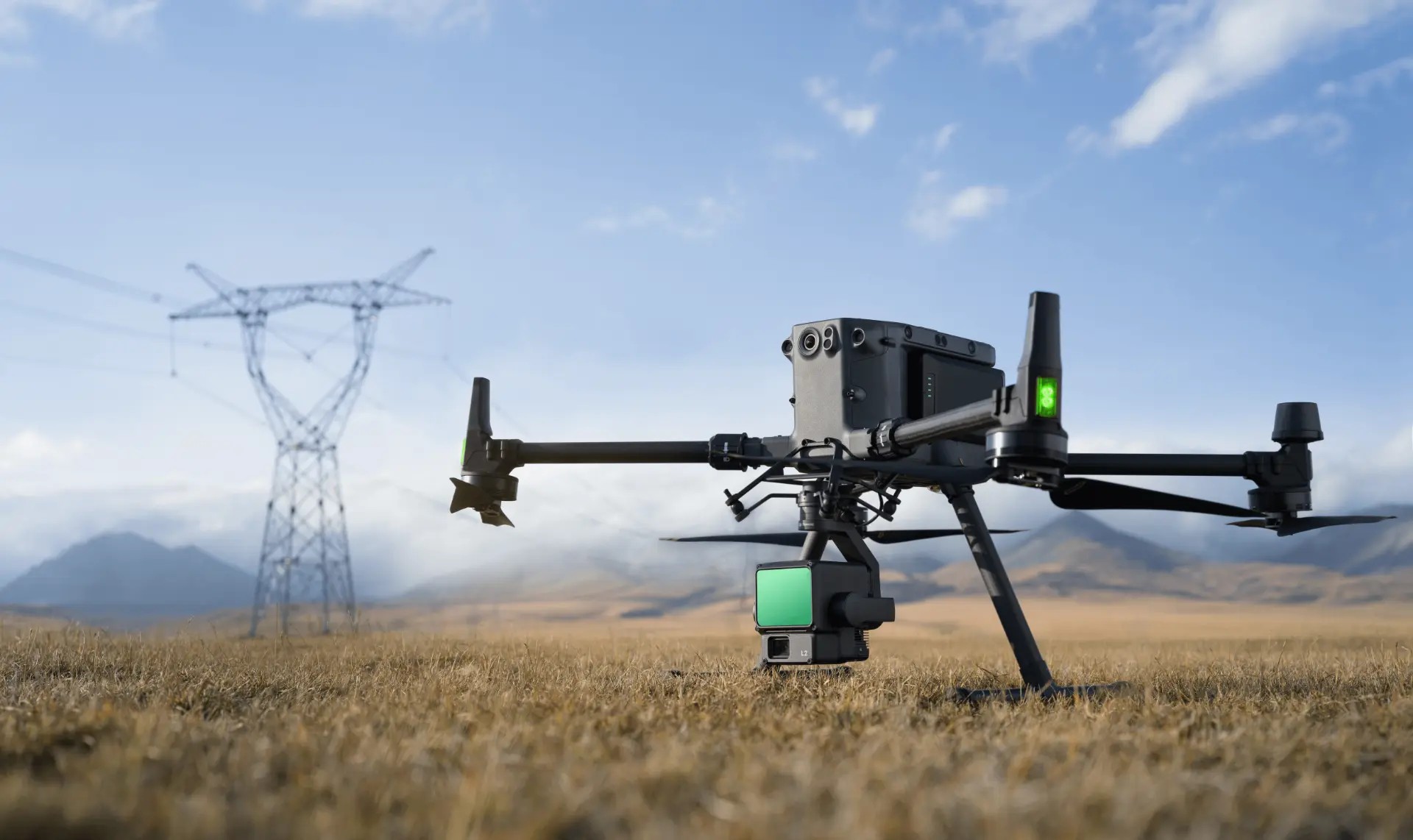 Drone professionale pronto al rilievo su terreno aperto