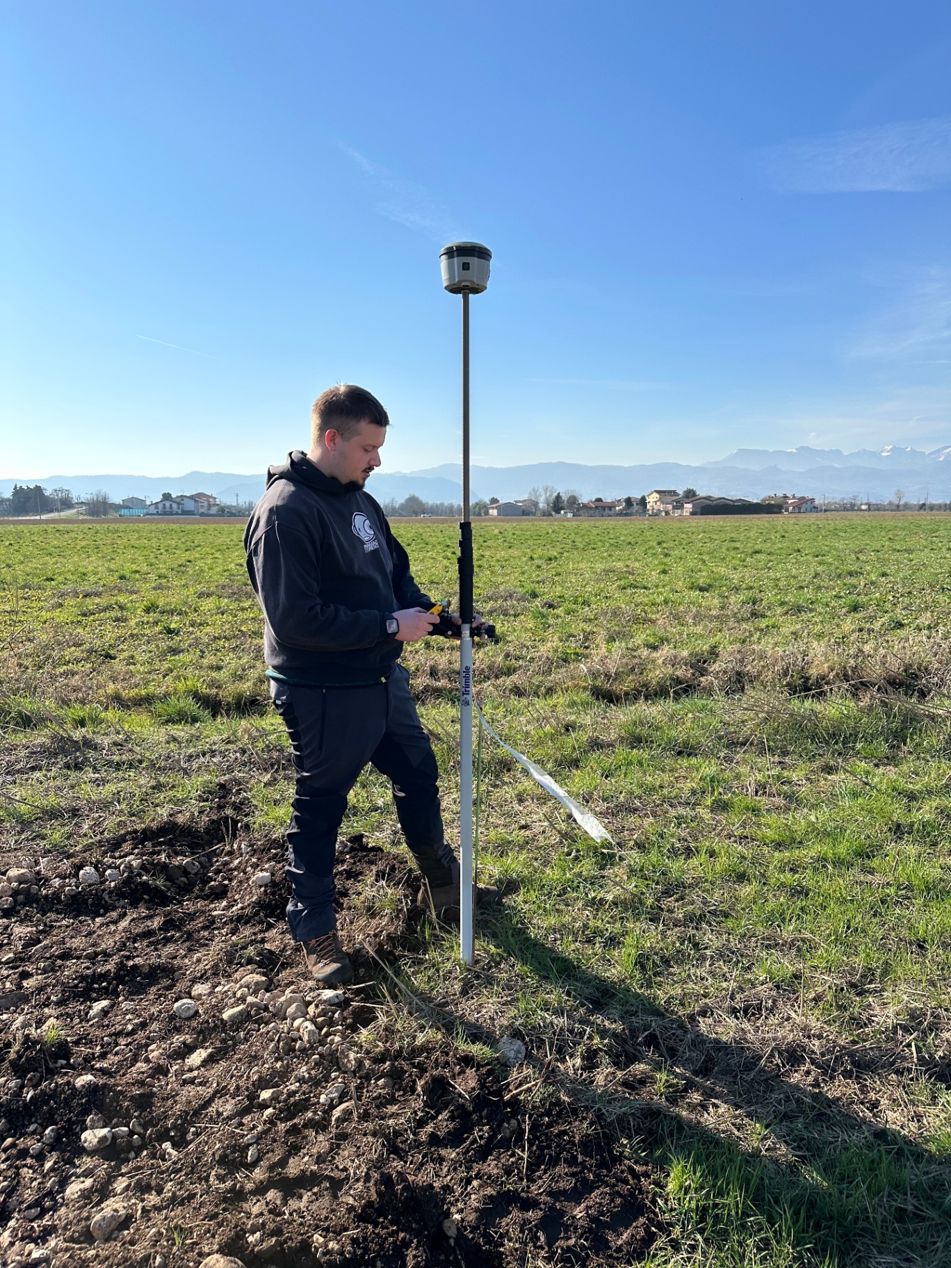 Operatore con ricevitore GNSS Trimble in campo aperto
