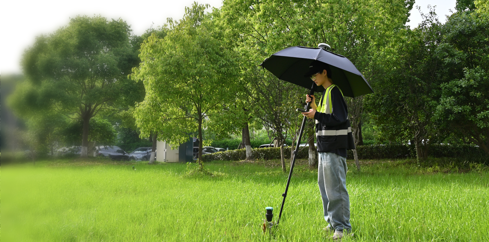 Ombrello per ricevitori GNSS RTK in uso sul campo