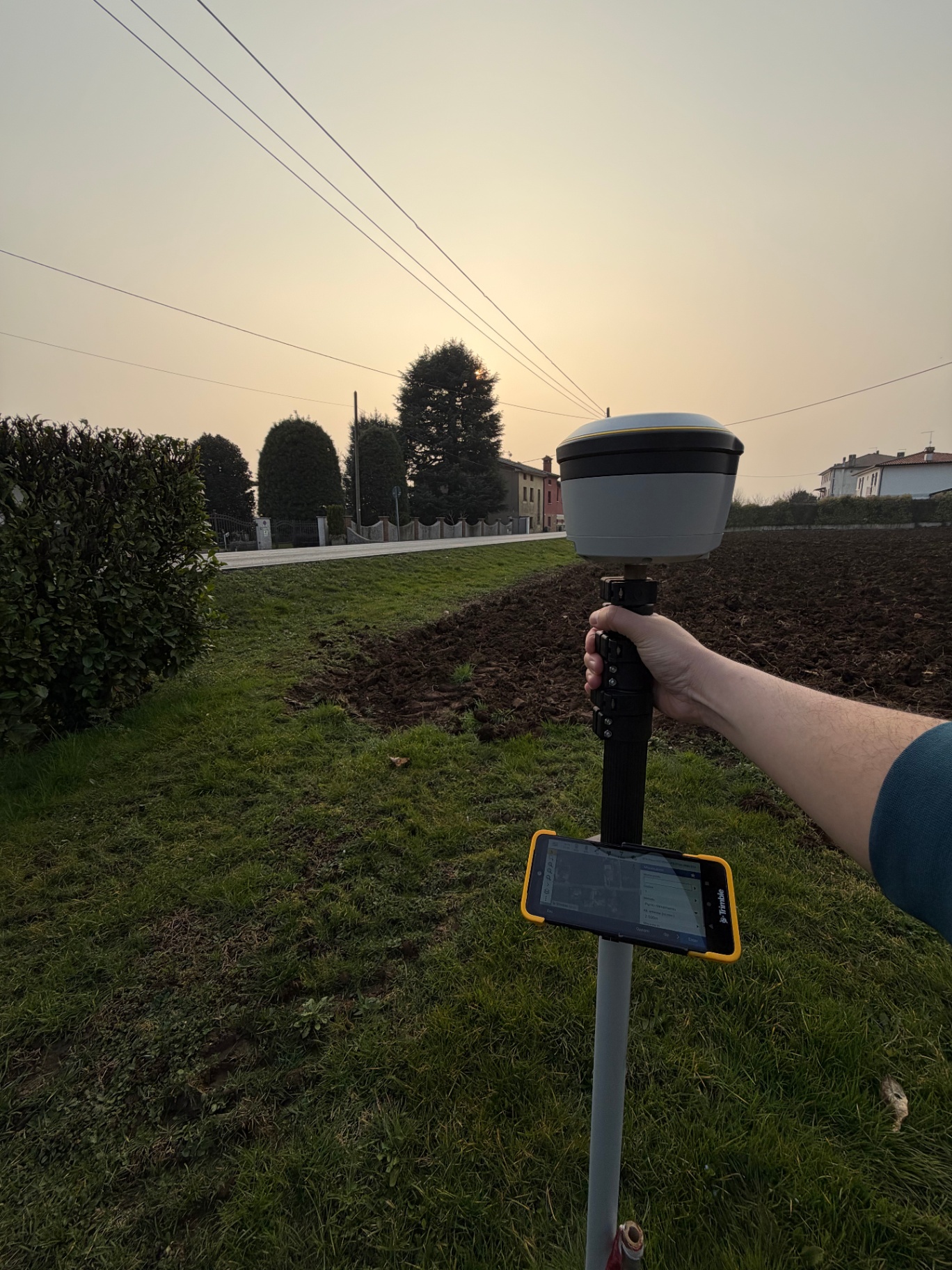 Ricevitore GNSS Trimble al tramonto