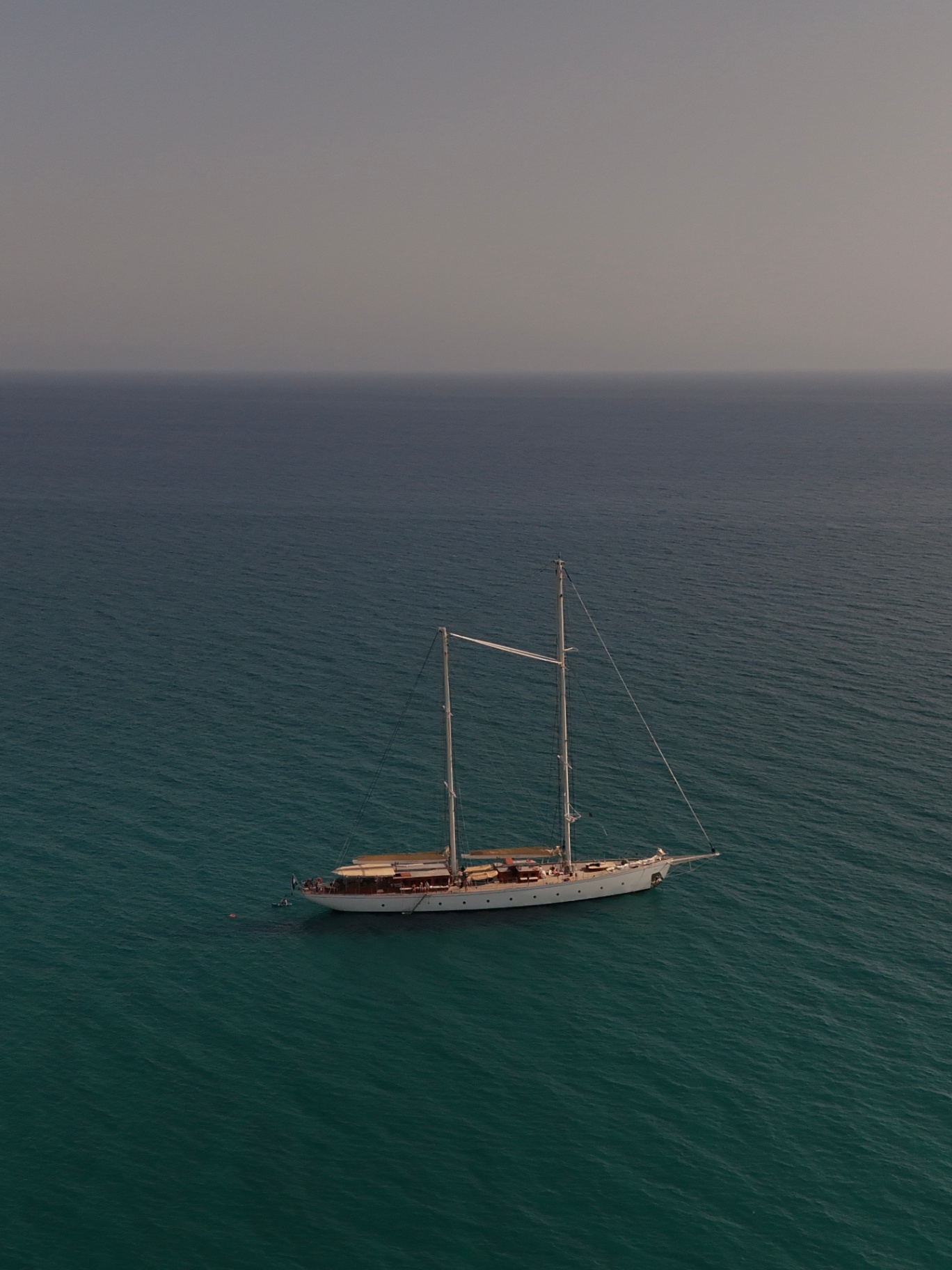 Veliero ancorato in mare aperto al tramonto