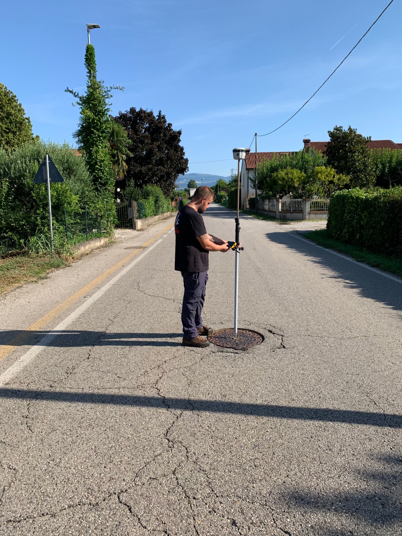 Rilievo GNSS RTK su strada con tombino