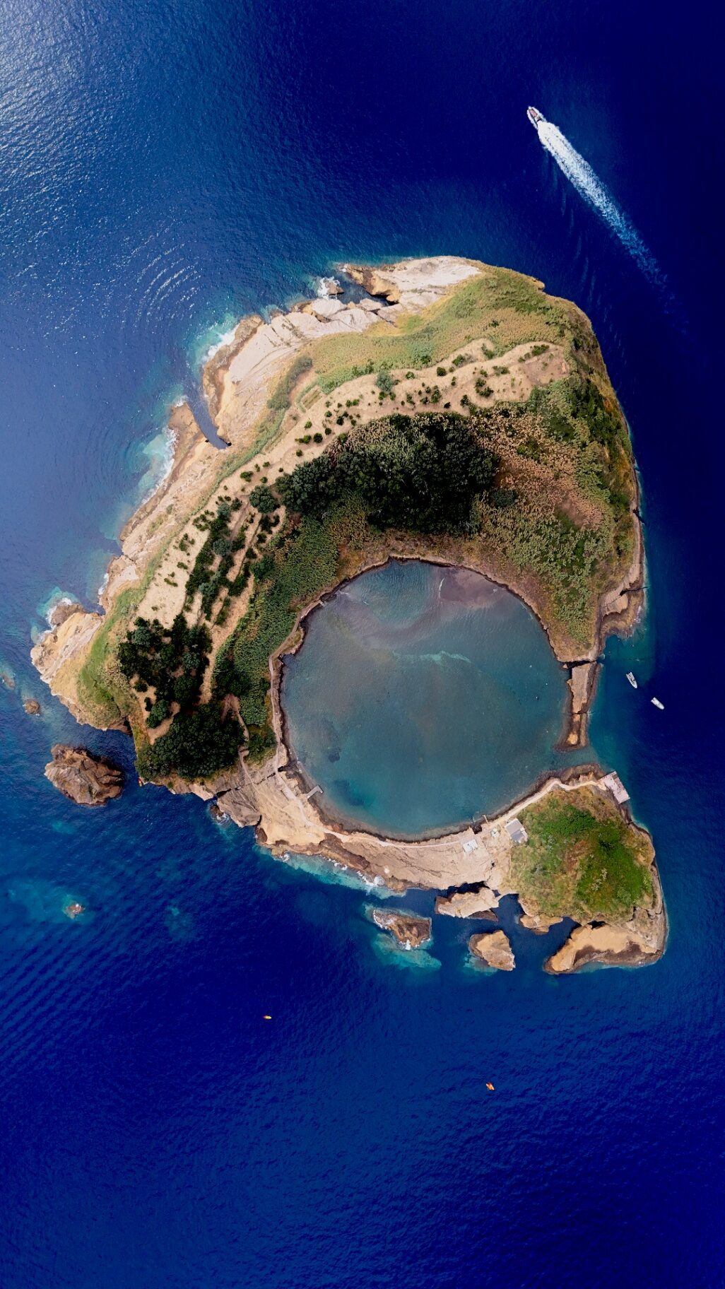 Vista aerea di un'isola con cratere