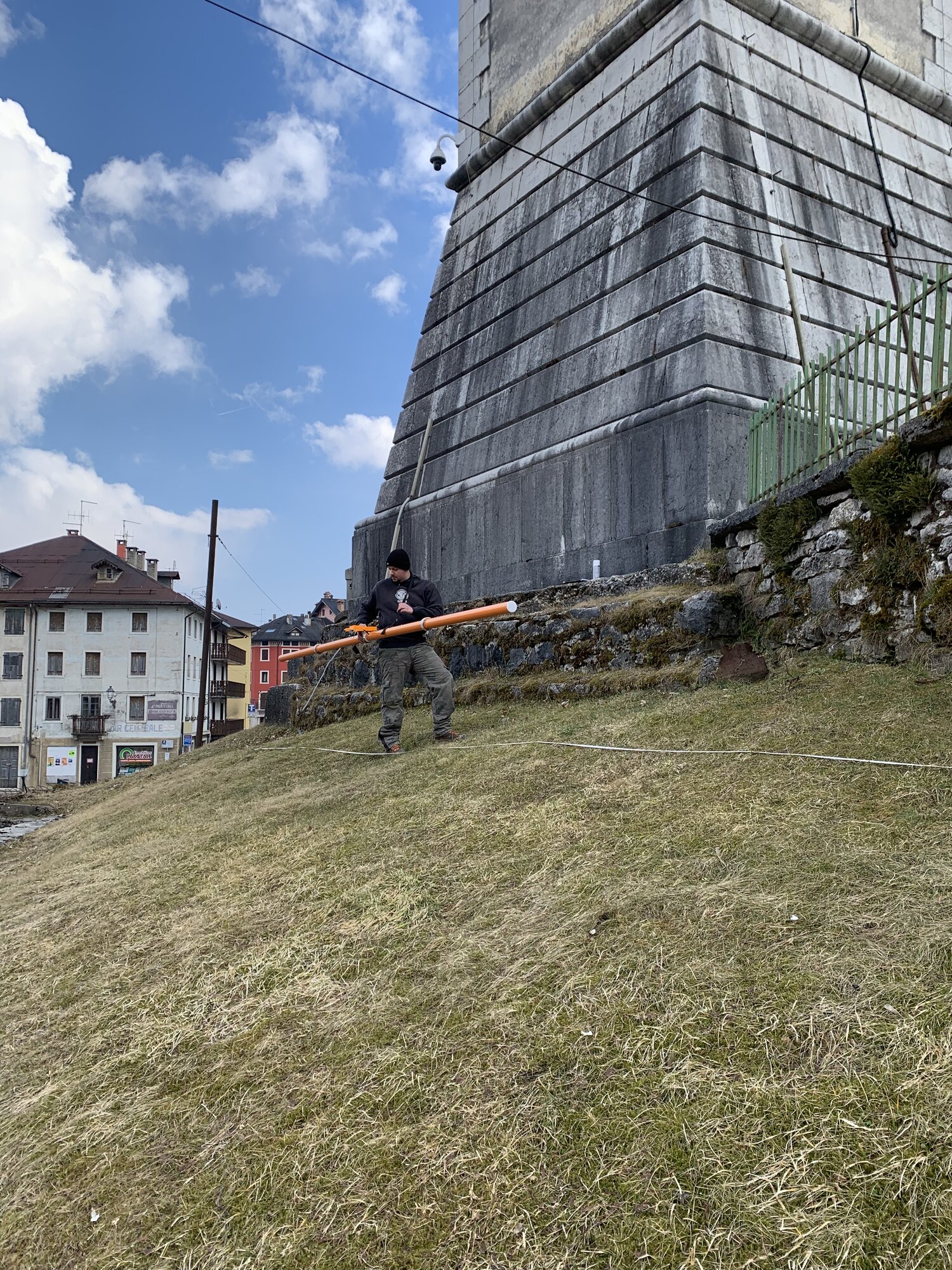 Operatore con elettromagnetometro per indagine geologica del sottosuolo