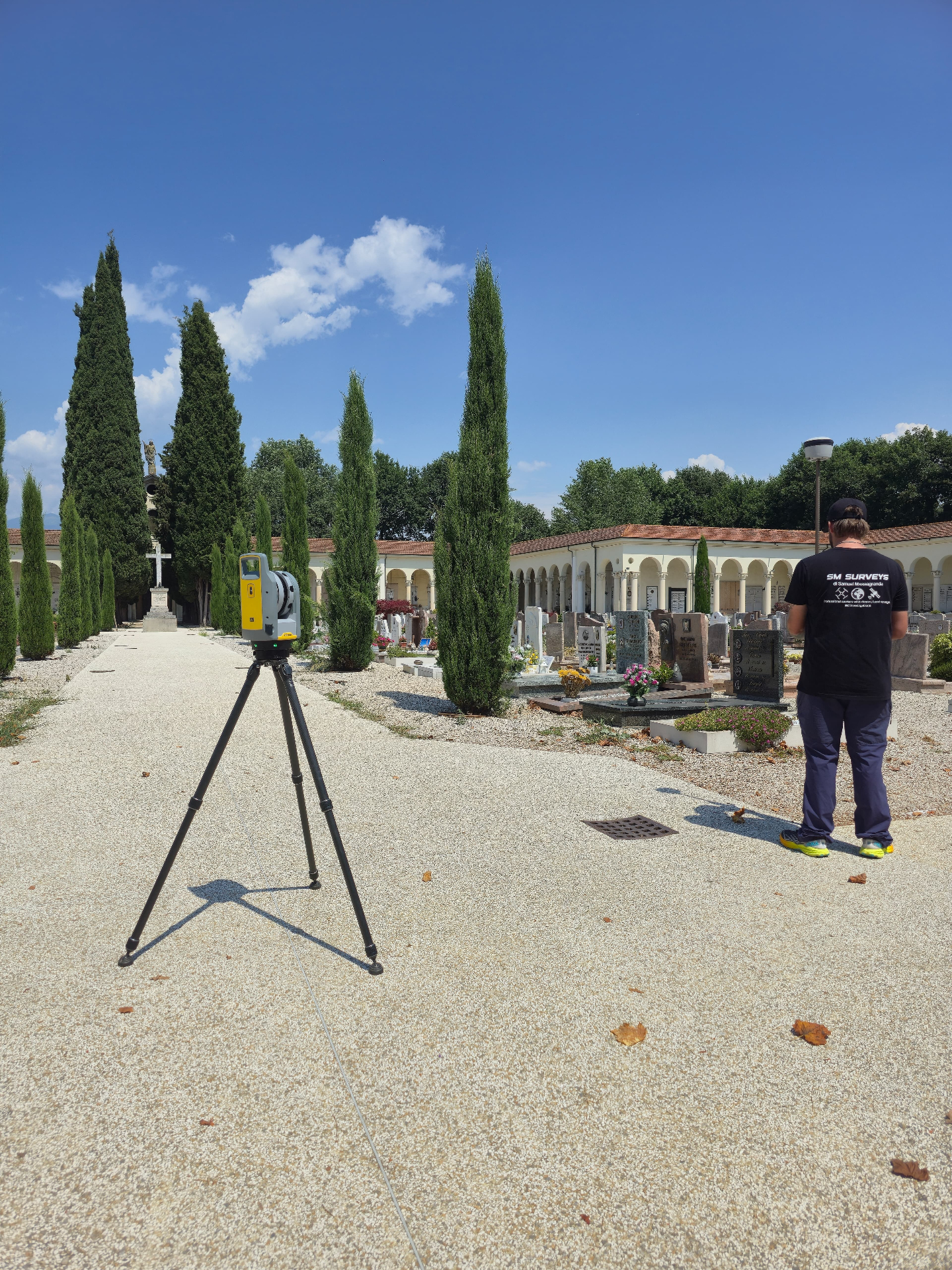 Laser scanner Trimble in rilievo presso cimitero