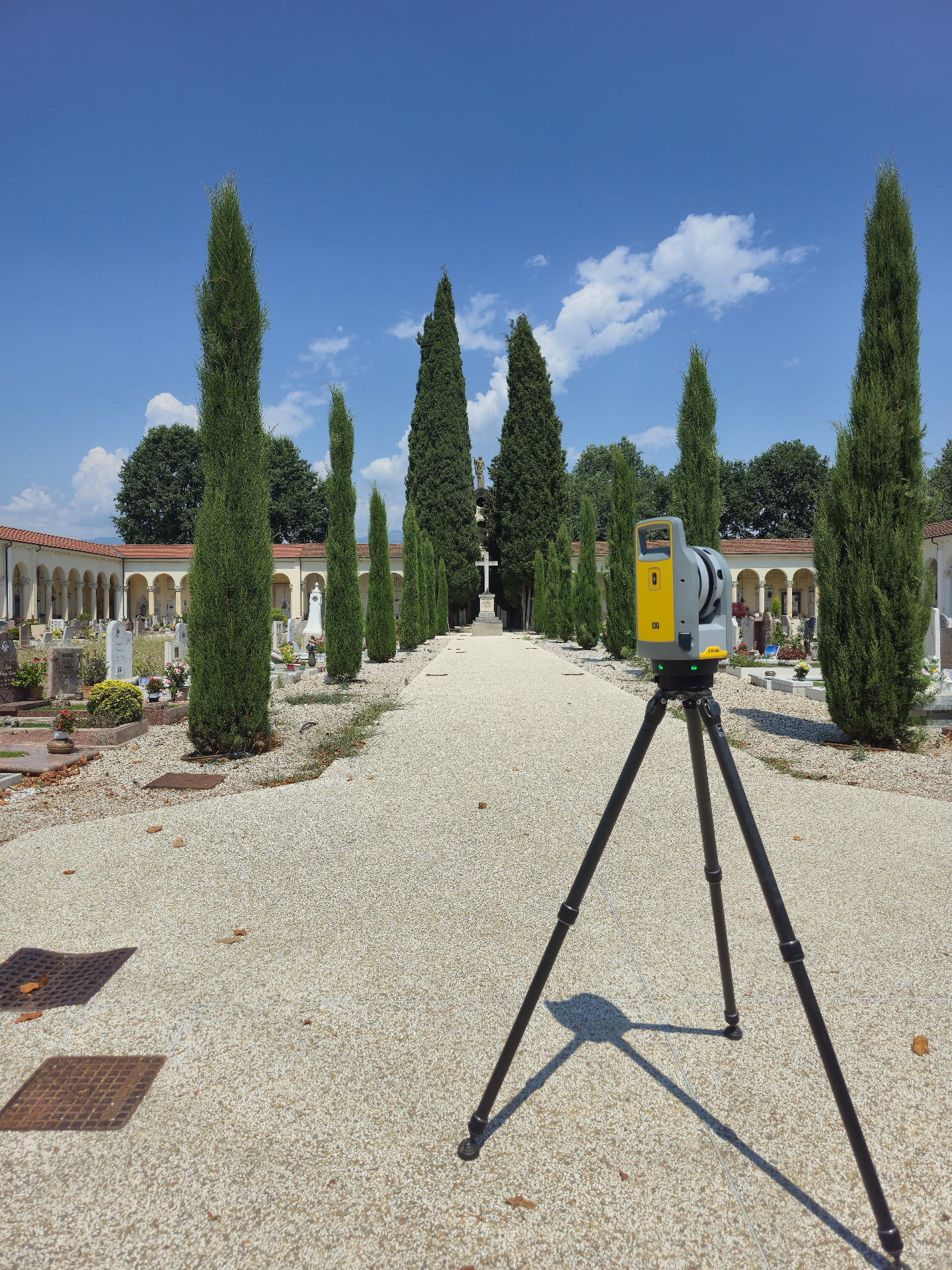 Stazione laser scanner lungo viale alberato