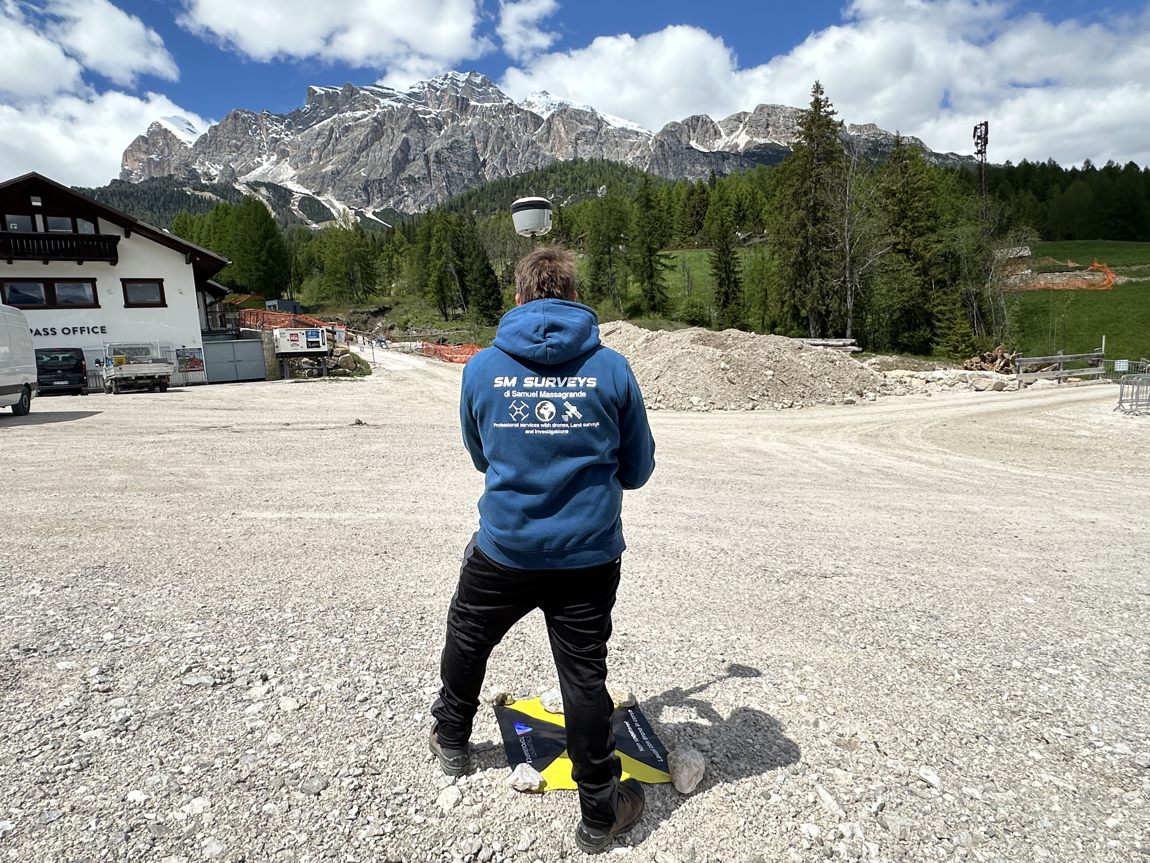 Strumentazione topografica in operazione