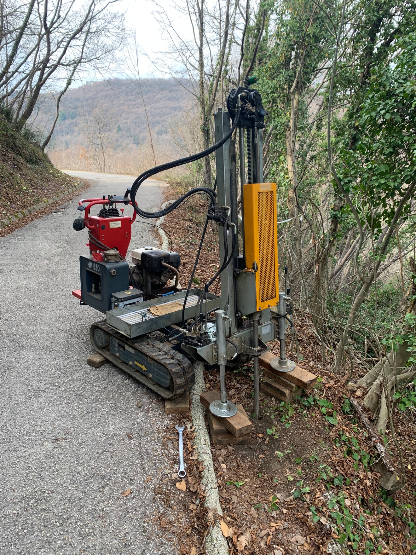 Penetrometro HP 850 cingolato su strada di montagna